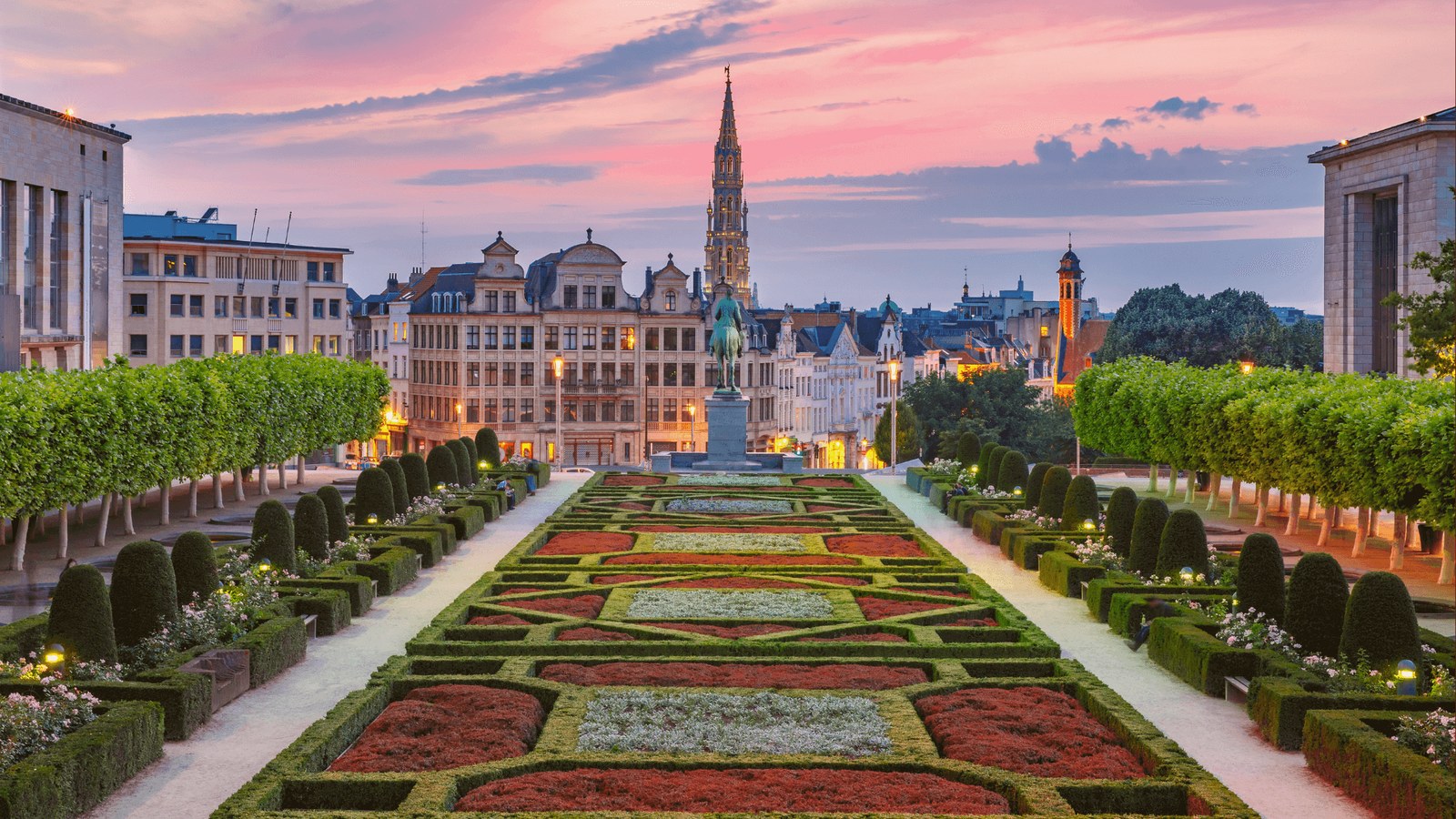 Vue du Mont des Arts à Bruxelles au crépuscule, avec la flèche de l’Hôtel de Ville, siège des institutions européennes qui légifèrent sur les locations de courte durée