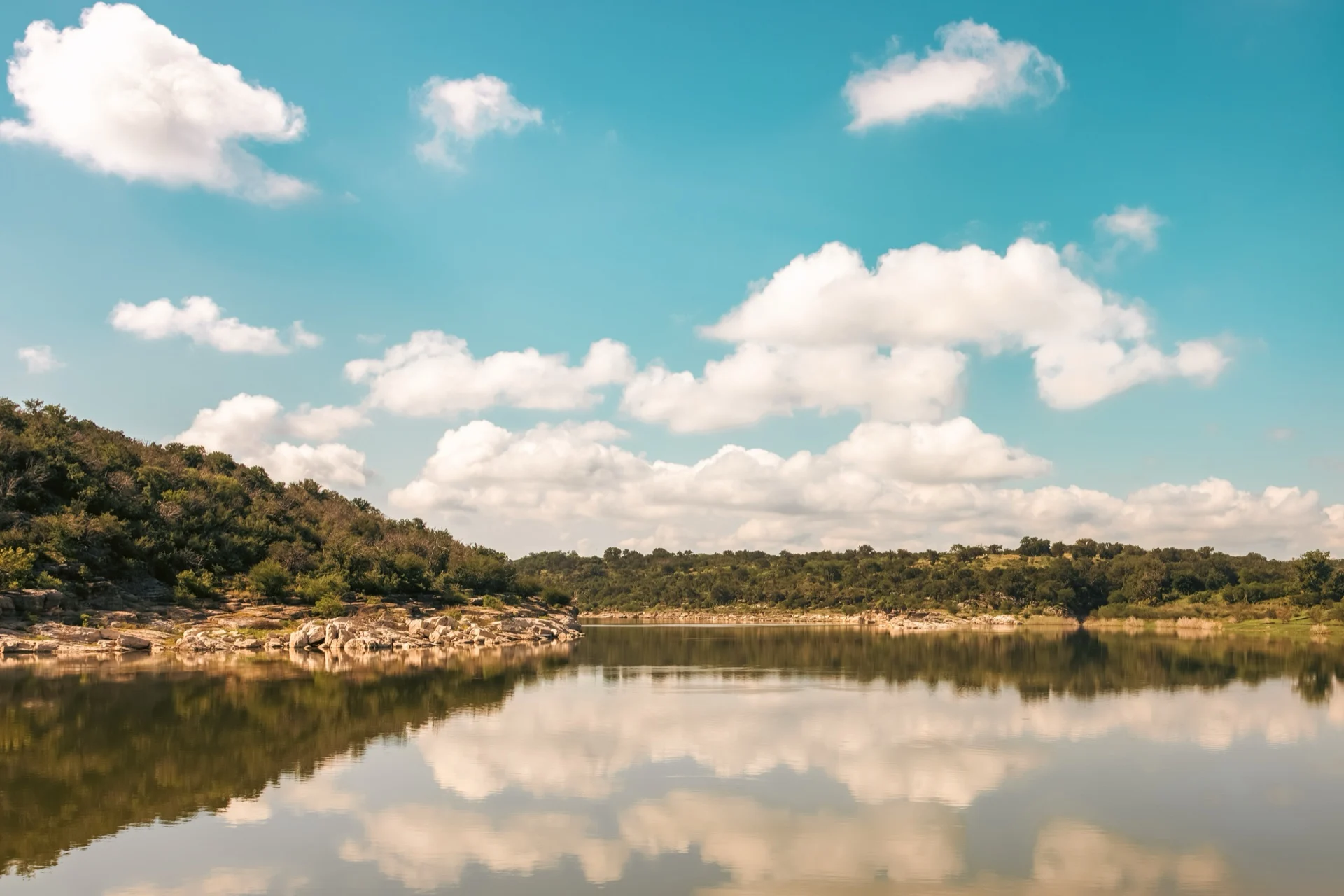 Le lac Travis et les collines du Texas Hill Country, sur le domaine de Canyon Ranch Austin