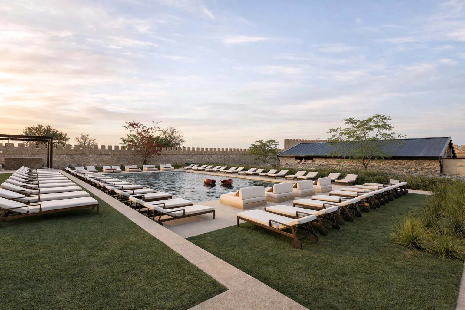 La terrasse de transats du Castilla Termal Palacio de Avellaneda