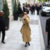 Céline Dion devant l'entrée du Royal Monceau · Raffles Paris, avenue Hoche, encadrée par son service de sécurité