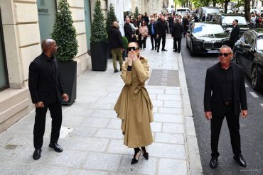 Céline Dion devant l'entrée du Royal Monceau · Raffles Paris, avenue Hoche, encadrée par son service de sécurité