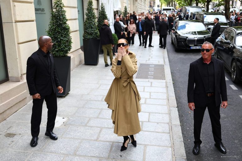 Céline Dion devant l'entrée du Royal Monceau · Raffles Paris, avenue Hoche, encadrée par son service de sécurité
