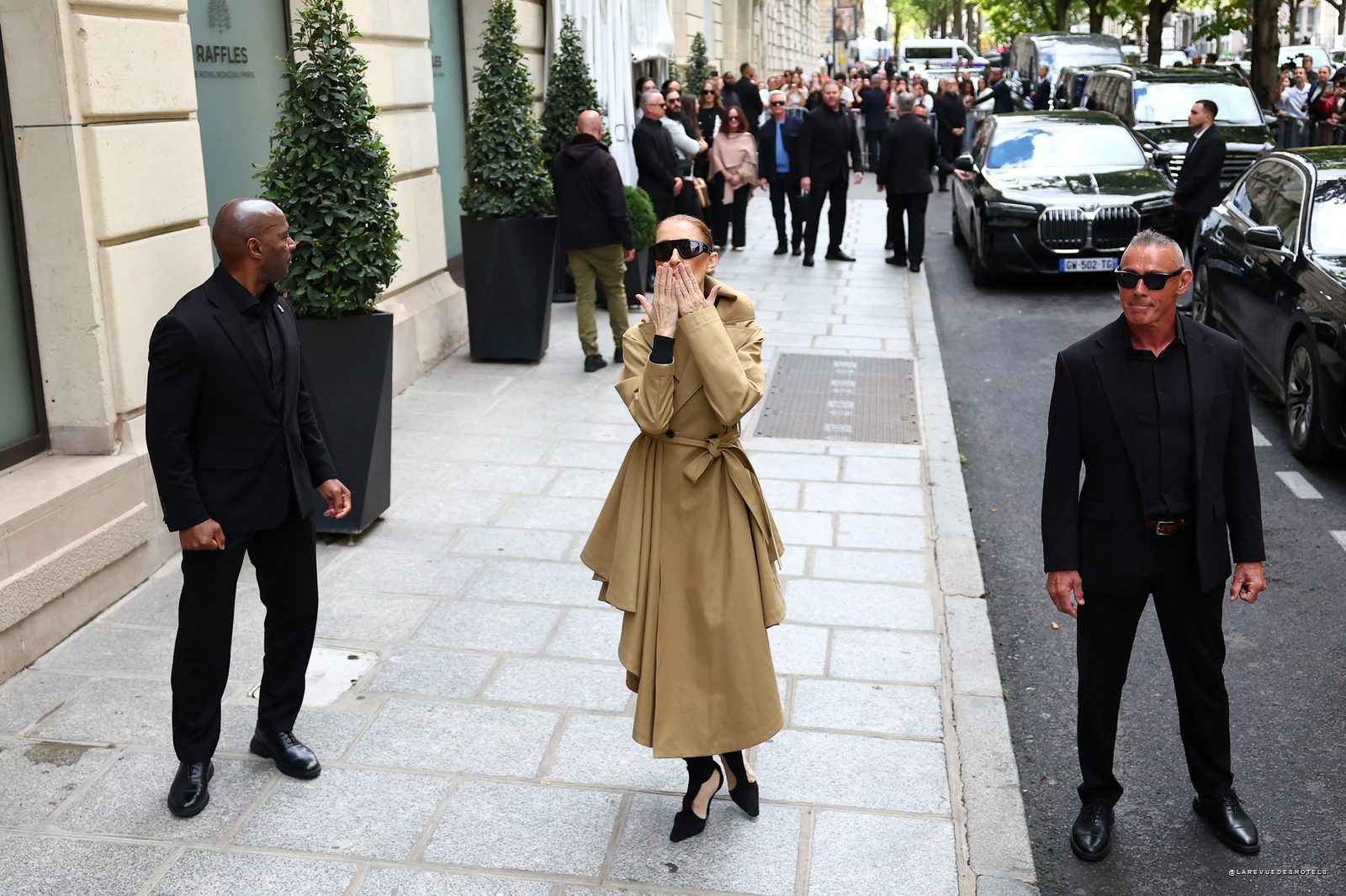 Céline Dion devant l'entrée du Royal Monceau · Raffles Paris, avenue Hoche, encadrée par son service de sécurité