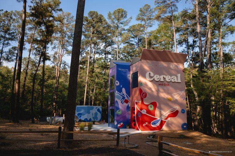 La villa Cereal Stays, une boîte de céréales géante de deux étages dans les bois de New Harmony, au Texas