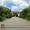 Allée menant à la porte nord du château de Nijo, à Kyoto, face à laquelle ouvrira le Songtei Kyoto
