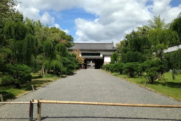 Allée menant à la porte nord du château de Nijo, à Kyoto, face à laquelle ouvrira le Songtei Kyoto