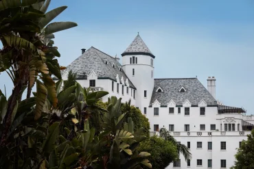 La façade blanche du Chateau Marmont et sa tour au-dessus de Sunset Boulevard