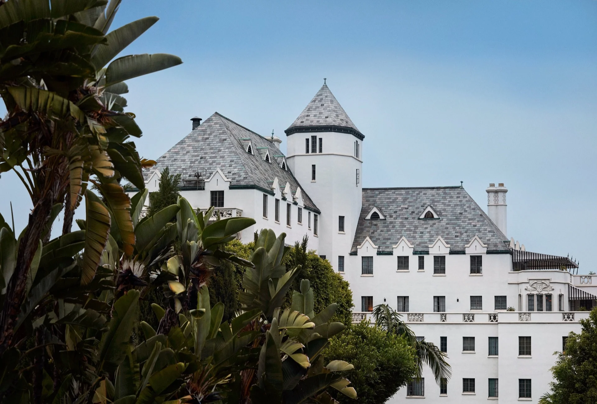 La façade blanche du Chateau Marmont et sa tour au-dessus de Sunset Boulevard