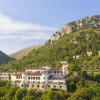 Le Château Saint-Martin & Spa à Vence vu du ciel, sa façade ocre posée sur une colline boisée face au Baou des Blancs, sur la Côte d'Azur