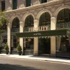 Façade Beaux-Arts du Gwynne Building à Cincinnati, marquise verte et enseigne dorée du Fidelity Hotel sur la Sixth Street