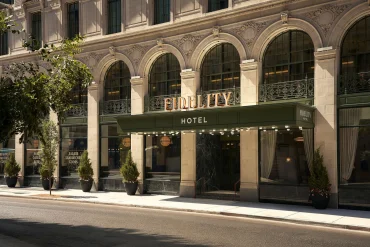 Façade Beaux-Arts du Gwynne Building à Cincinnati, marquise verte et enseigne dorée du Fidelity Hotel sur la Sixth Street