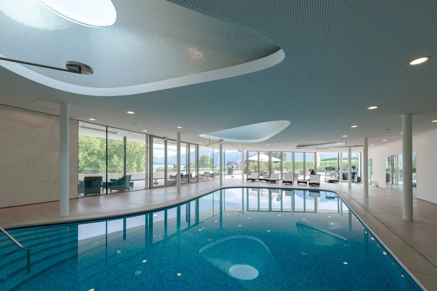 La piscine du spa de la Clinique La Prairie, ouverte sur le Léman