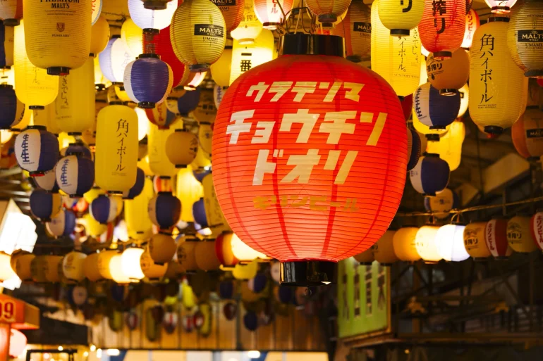Une ruelle d'Ura-Tenma à Osaka sous des centaines de lanternes en papier jaunes et rouges