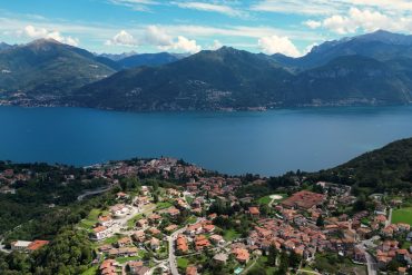 Vue aérienne de Menaggio et du site du futur Corinthia Lake Como, sur la rive occidentale du lac de Côme