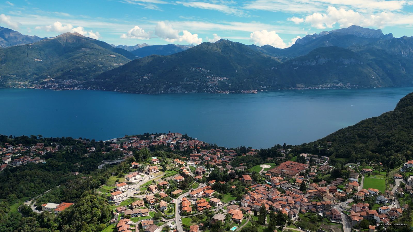 Vue aérienne de Menaggio et du site du futur Corinthia Lake Como, sur la rive occidentale du lac de Côme