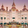 La façade rose du Disneyland Hotel à l'entrée du Parc Disneyland, meilleur hôtel de Disneyland Paris