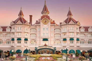 La façade rose du Disneyland Hotel à l'entrée du Parc Disneyland, meilleur hôtel de Disneyland Paris