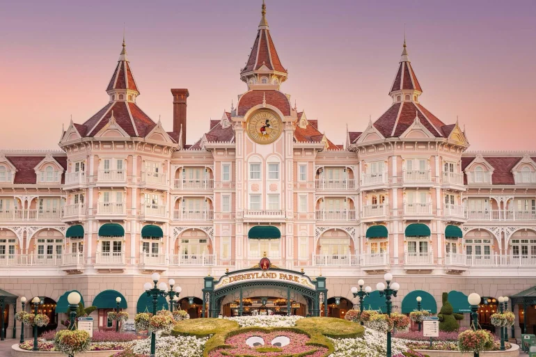 La façade rose du Disneyland Hotel à l'entrée du Parc Disneyland, meilleur hôtel de Disneyland Paris