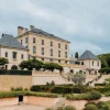 La façade du Domaine de Rochebois et ses jardins, à Vitrac, en Périgord Noir