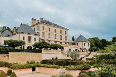 La façade du Domaine de Rochebois et ses jardins, à Vitrac, en Périgord Noir