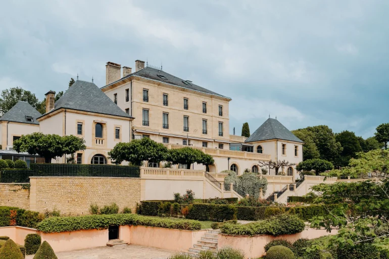 La façade du Domaine de Rochebois et ses jardins, à Vitrac, en Périgord Noir