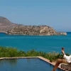 La terrasse d'une suite du Domes of Corfu, face à la baie, en Grèce