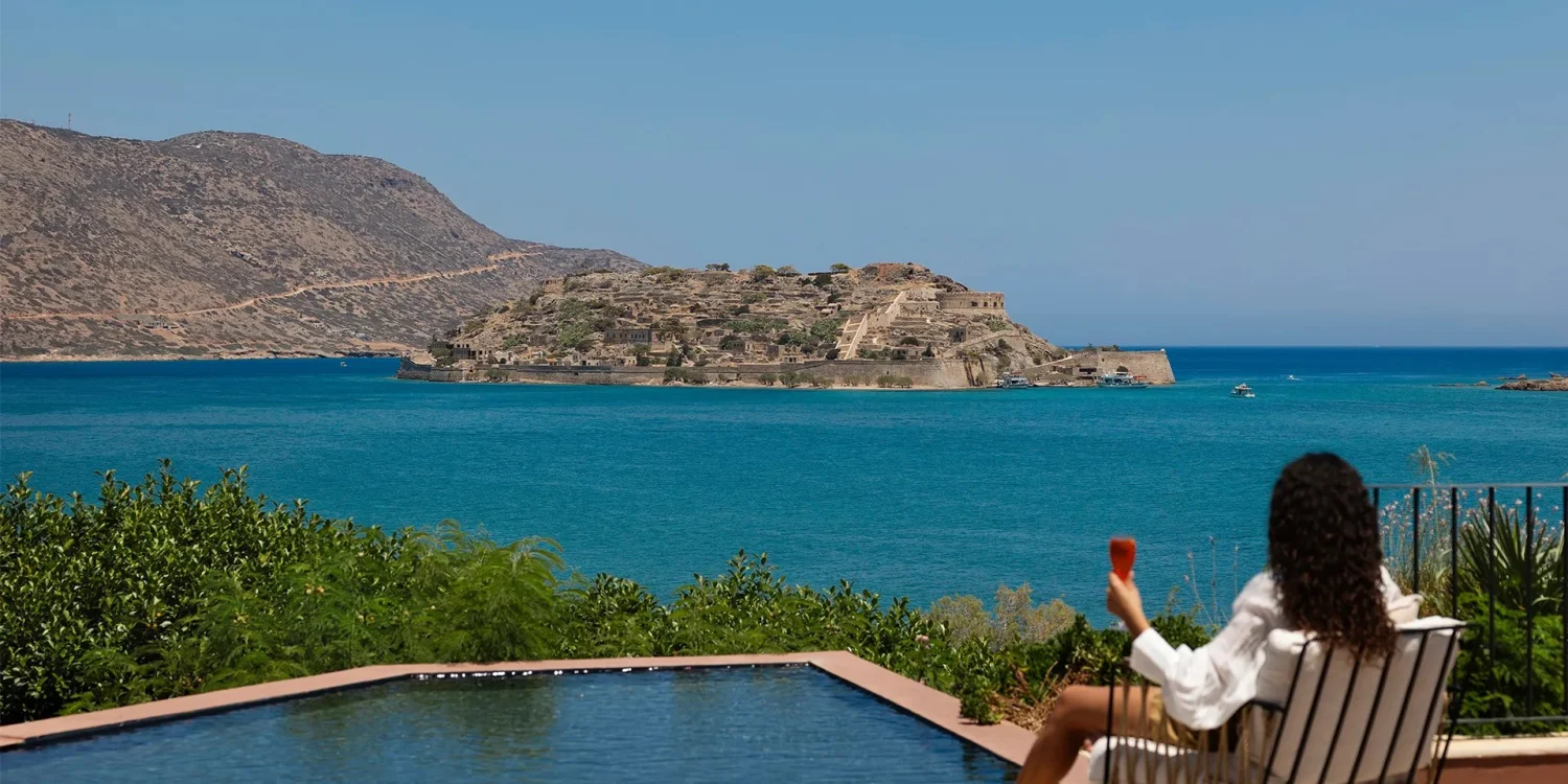 La terrasse d'une suite du Domes of Corfu, face à la baie, en Grèce