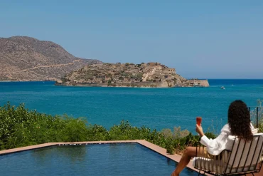 La terrasse d'une suite du Domes of Corfu, face à la baie, en Grèce