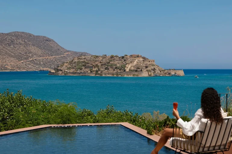 La terrasse d'une suite du Domes of Corfu, face à la baie, en Grèce