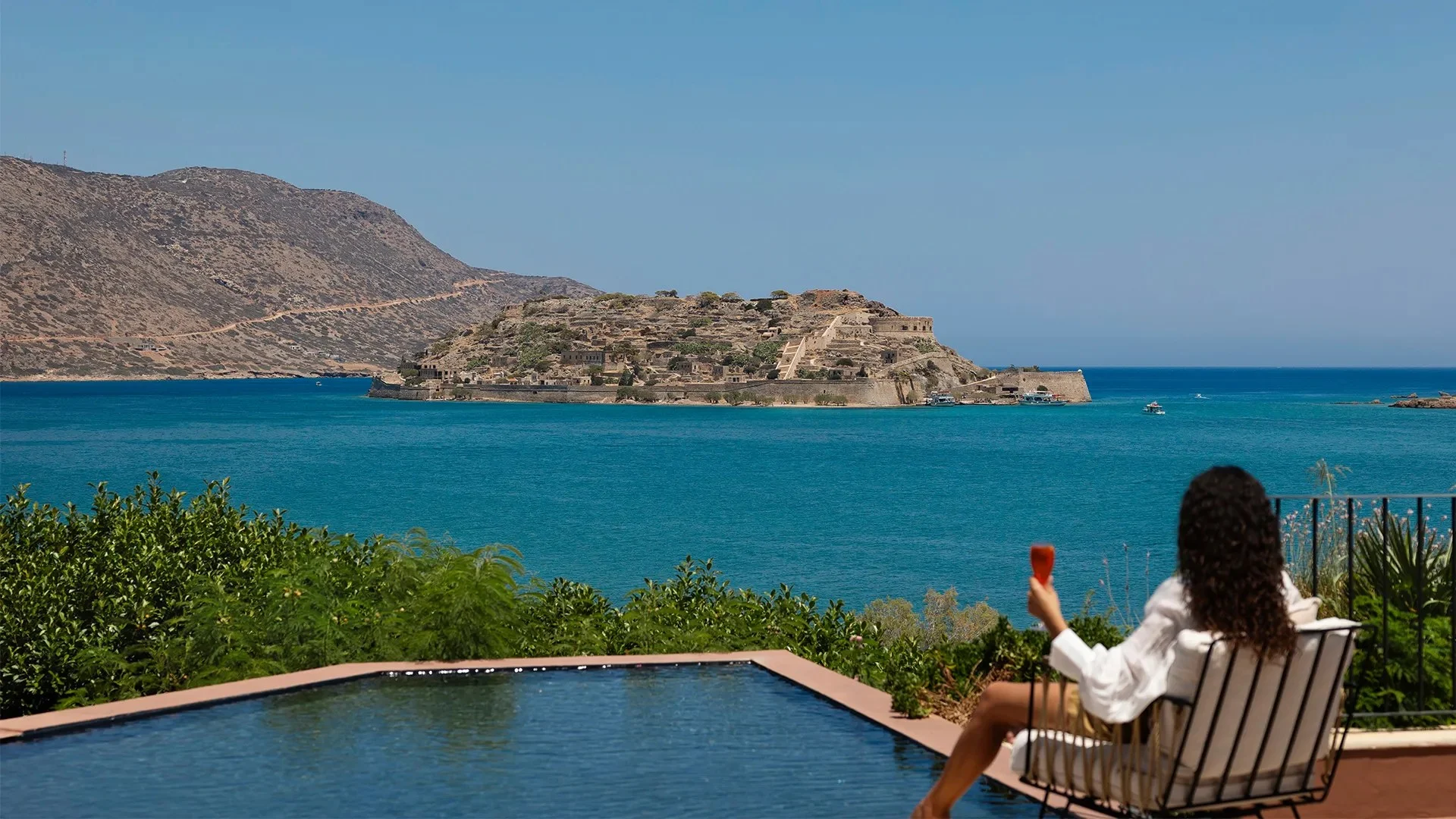 La terrasse d'une suite du Domes of Corfu, face à la baie, en Grèce