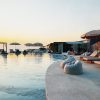 La piscine de l'Ella Elyra face au coucher de soleil sur la mer Ionienne, à Corfou