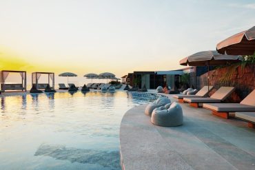 La piscine de l'Ella Elyra face au coucher de soleil sur la mer Ionienne, à Corfou
