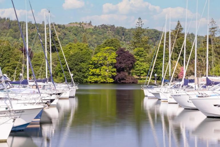 Voiliers amarrés sur le lac de Windermere, dans le Lake District, où ouvrira l’hôtel Elysium Windermere en 2027