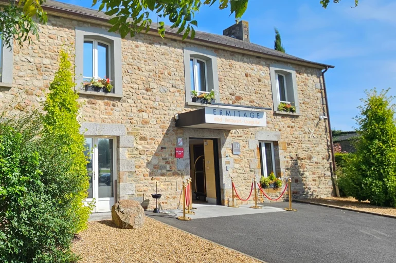 La villa en pierre de L'Ermitage Mont Saint-Michel, hôtel 5 étoiles à Beauvoir