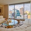 Le salon d'une suite du Faena New York, face à la skyline de Manhattan