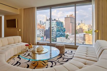 Le salon d'une suite du Faena New York, face à la skyline de Manhattan