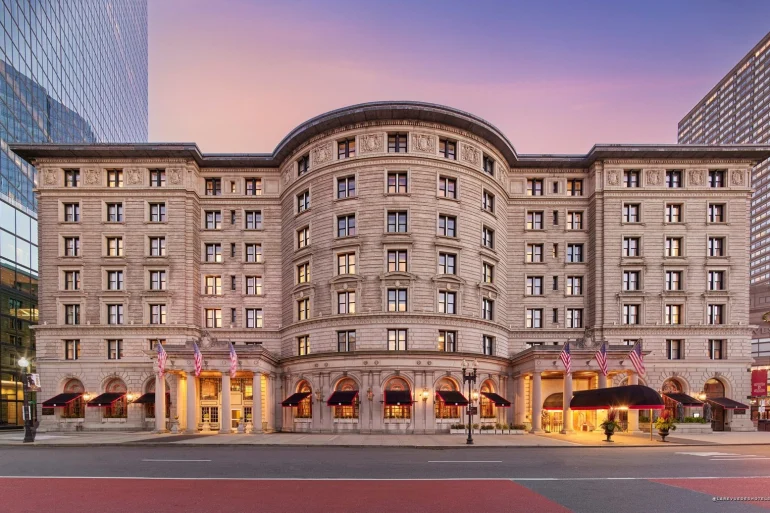 La façade du Fairmont Copley Plaza à Boston, celle du Tipton Hotel de La Vie de palace de Zack et Cody