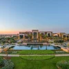 Le bâtiment central du Fairmont Royal Palm Marrakech et ses bassins au crépuscule