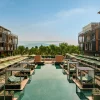 La piscine centrale du Falkensteiner Resort Lake Garda à Salò, entre les deux ailes dessinées par Matteo Thun