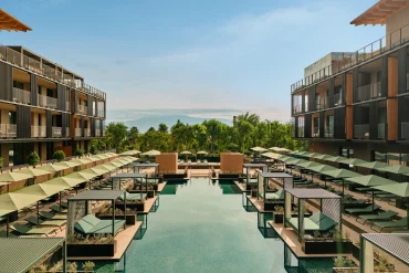 La piscine centrale du Falkensteiner Resort Lake Garda à Salò, entre les deux ailes dessinées par Matteo Thun