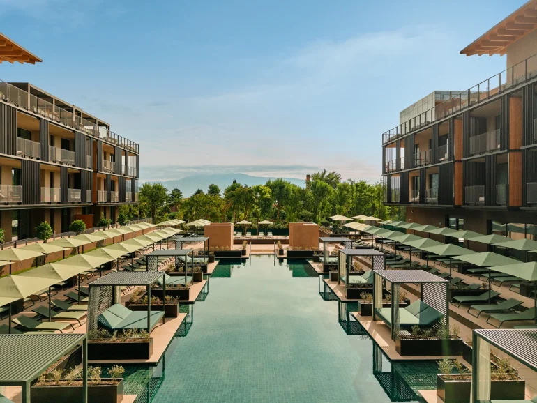O resort Falkensteiner Lake Garda é inaugurado em Salò: 150 milhões de euros, spa de 5.500 m² e o primeiro House of Negroni