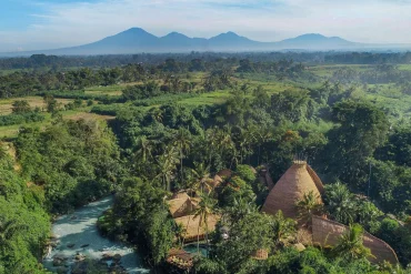Le retreat Fivelements de Bali, à Ubud, vu du ciel au-dessus de la rivière Ayung