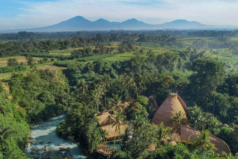 Le retreat Fivelements de Bali, à Ubud, vu du ciel au-dessus de la rivière Ayung