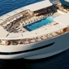 Le yacht Four Seasons I vu du ciel, son pont-piscine et sa terrasse