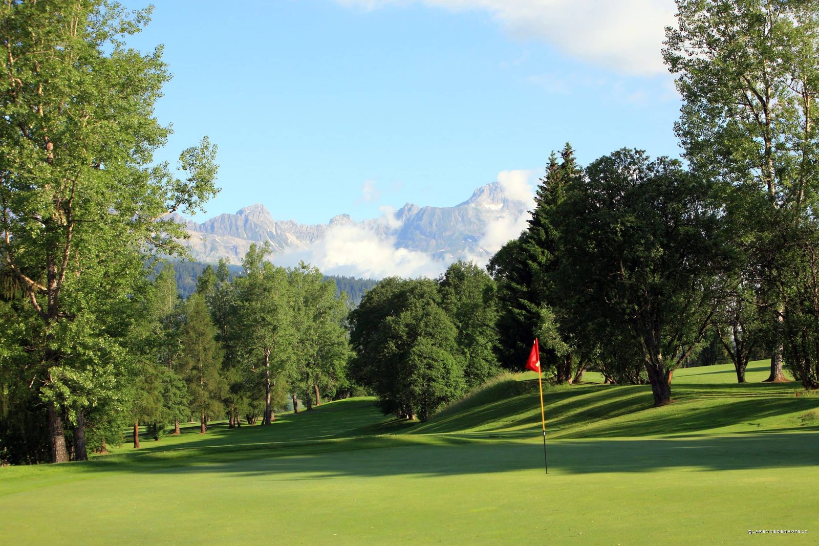 Le Golf du Mont d'Arbois à Megève, théâtre du Pro-Am du Four Seasons Resort Megève, face aux Alpes