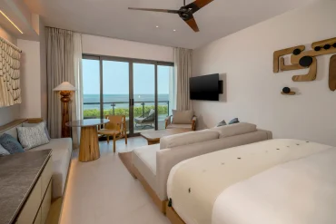 Chambre Ocean Front King du Grand Hyatt Cancun Beach Resort, lit face aux baies vitrees ouvertes sur la mer des Caraibes et la terrasse privee