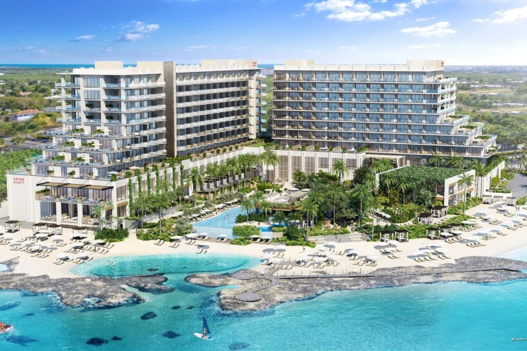 Vue aérienne du Grand Hyatt Grand Cayman Resort & Spa sur Seven Mile Beach, aux Îles Caïmans