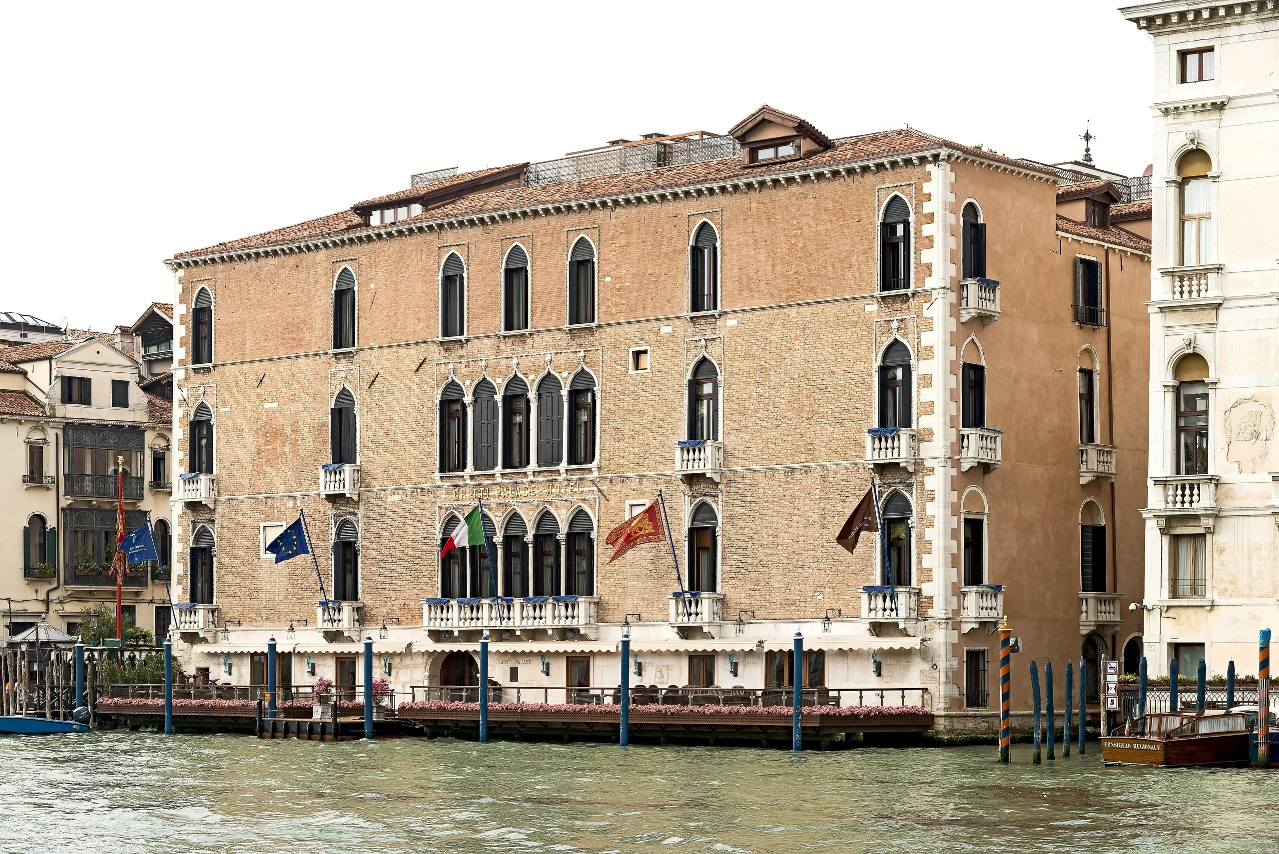 La façade du Gritti Palace sur le Grand Canal, à Venise