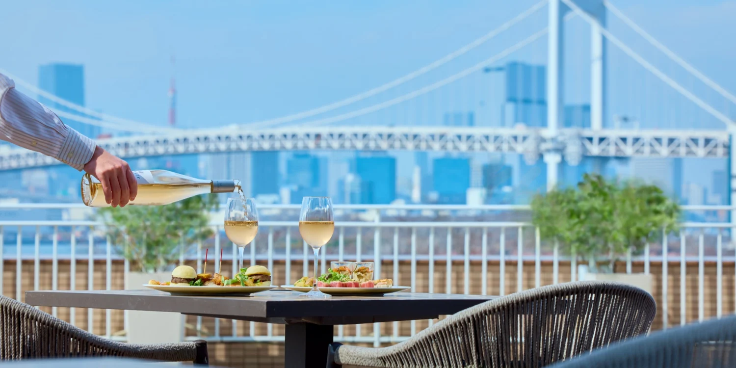 Terrasse du Hilton Tokyo Odaiba face au Rainbow Bridge, service de vin sur la baie de Tokyo