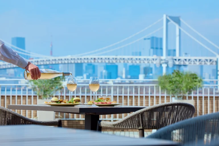Terrasse du Hilton Tokyo Odaiba face au Rainbow Bridge, service de vin sur la baie de Tokyo